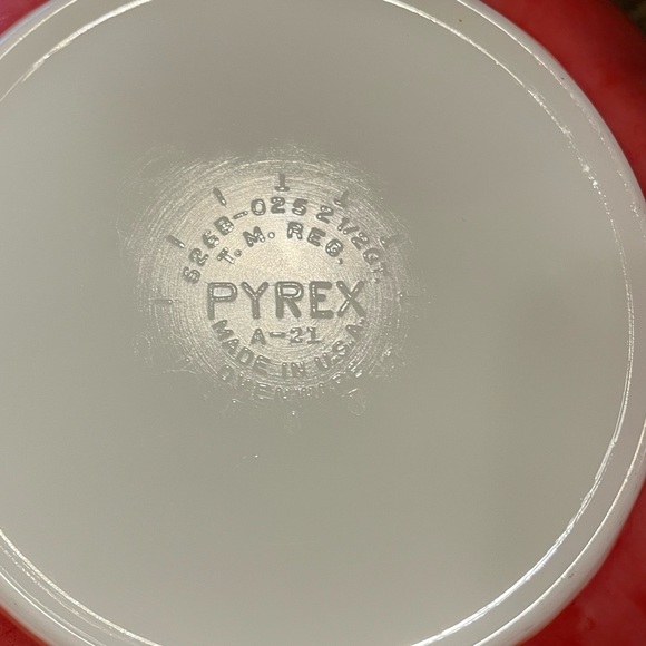 Vintage PYREX Red Square Hostess Casserole Dish with Lid 2 1/2 Quart - Picture 2 of 11